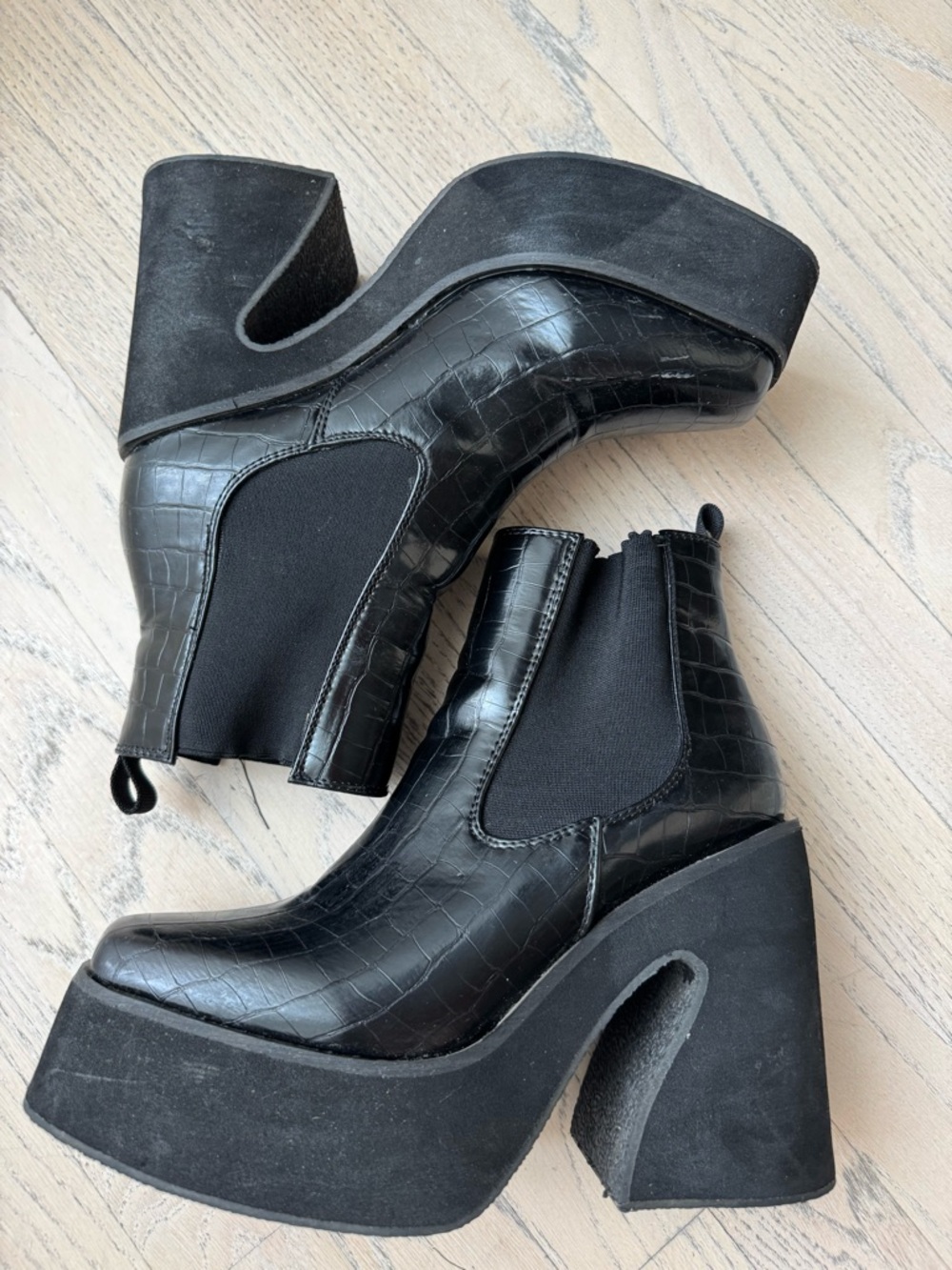 Black Croc-Embossed Platform Chelsea Boots NASTY GAL